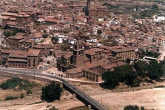 Calahorra a su entrada por el casco antiguo